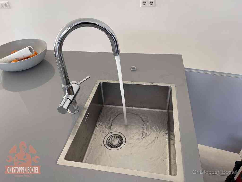 Een vrij doorstromende rvs spoelbak waar het water moeiteloos wegloopt, het resultaat van slim onderhoud dat geld bespaart in Boxtel