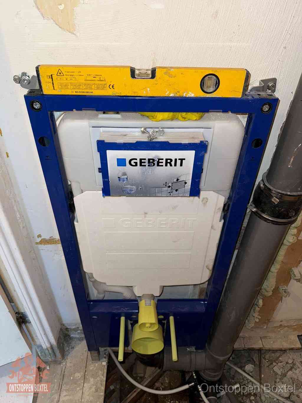 Een Geberit inbouwreservoir met frame voor een hangtoilet tegen de wand, met de afvoerbocht naar de vloer, kenmerkend voor een verstopt hangtoilet in Boxtel