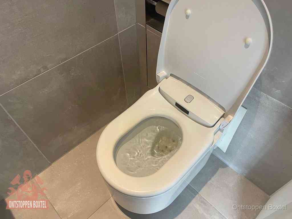 Een toiletpot vol troebel water met drijvend papier en restanten, de meest voorkomende oorzaak van een verstopte wc in Boxtel