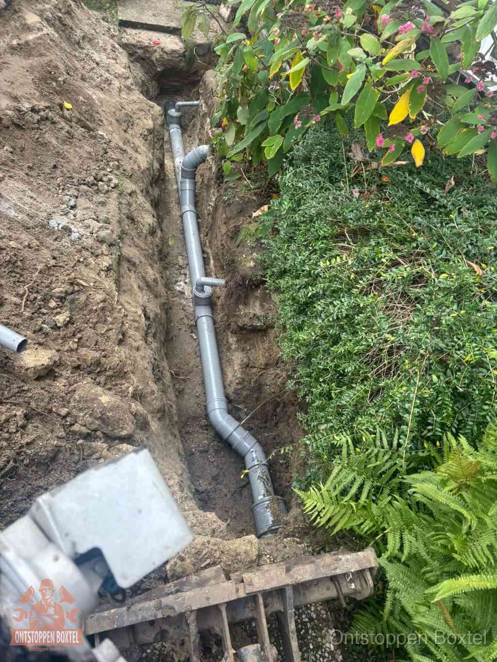 Open sleuf met nieuwe PVC-buizen, riool repareren en vervangen in Boxtel