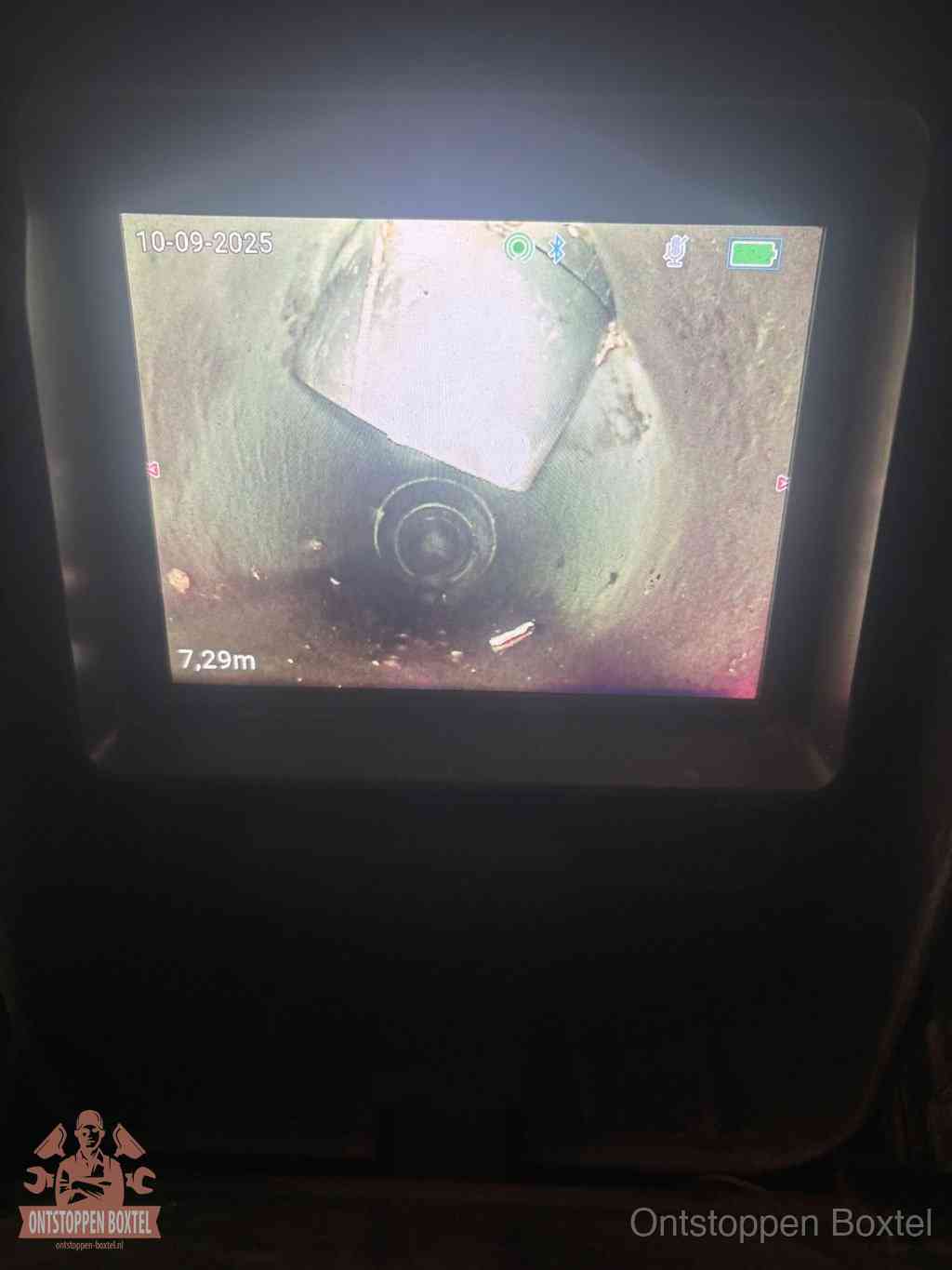 Camerabeeld van een verzakte rioolbuis diep onder de grond, een rioolverzakking in Boxtel