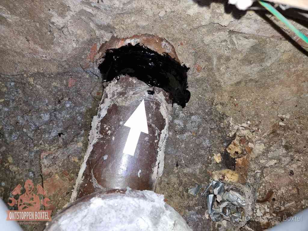 Een oude gres rioolbuis met een beschadigde koppeling onder de vloer, oorzaak van terugkerende structurele wc-problemen in Boxtel