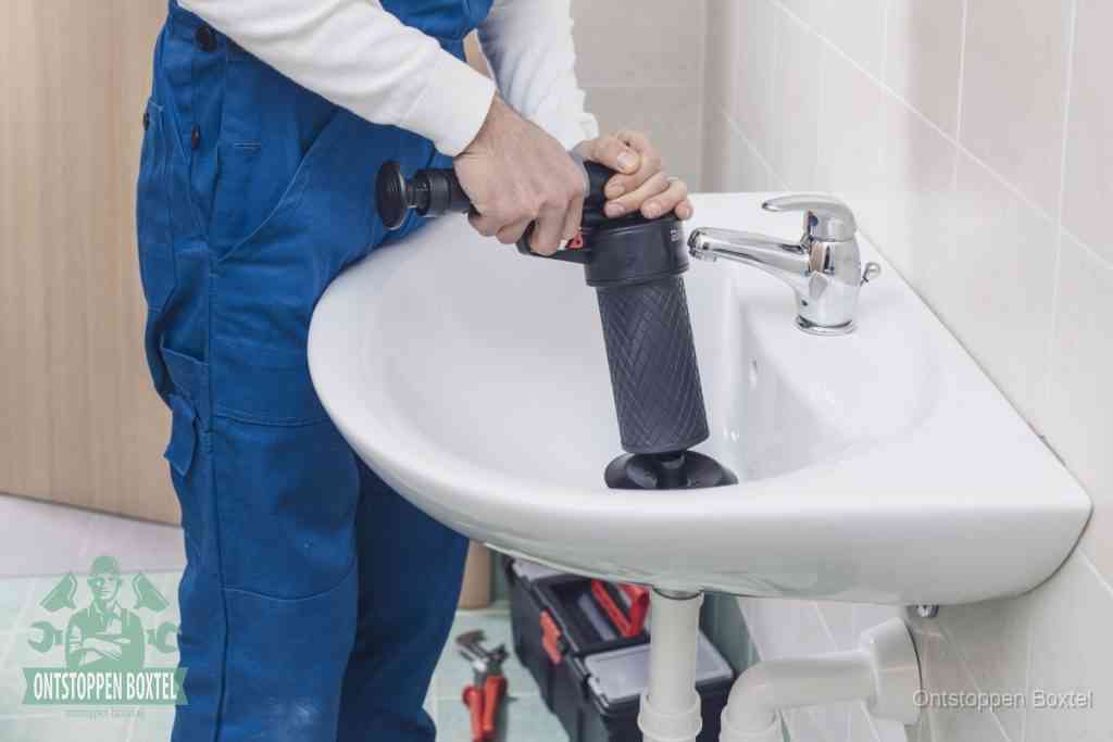 Een te ruwe doe-het-zelf poging met een hand-pomp op de afvoer van een badkamer-wastafel, een van de veelgemaakte fouten bij afvoer ontstoppen in Boxtel