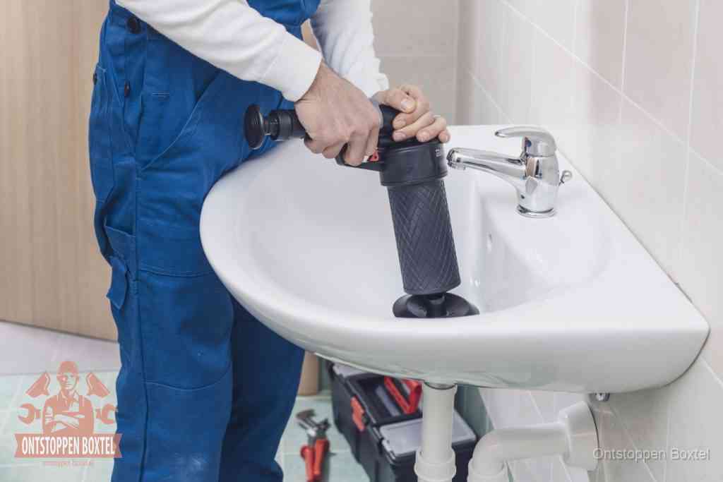 Een te ruwe doe-het-zelf poging met een handmatige perslucht-ontstopper op een sanitair-afvoer, een van de veelgemaakte fouten bij wc ontstoppen in Boxtel