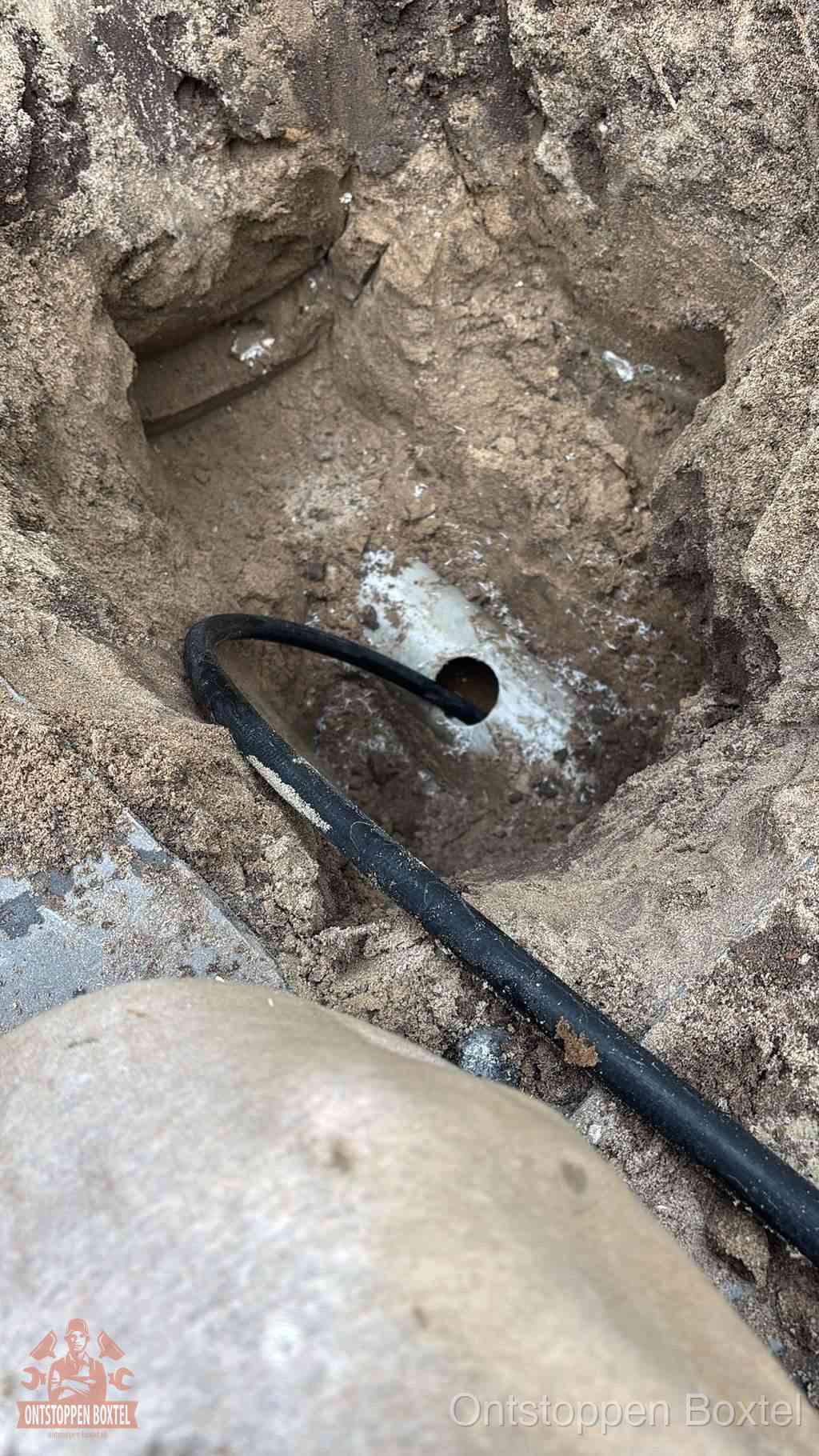 Uitgegraven rioolbuis in de grond, hulp om zelf het riool te ontstoppen in Boxtel